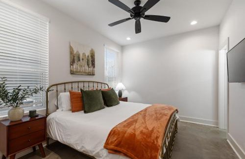 Lafayette Apartment | Bourbon House King Bed Luxury Amenities Fast WiFi