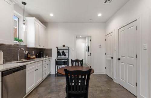 Lafayette Apartment | Bourbon House King Bed Luxury Amenities Fast WiFi
