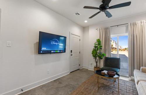 Lafayette Apartment | Bourbon House King Bed Luxury Amenities Fast WiFi