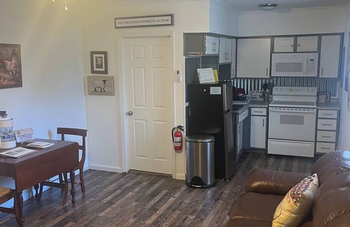 Bardstown Apartment | Bourbon Oak Hideaway 1 - Charming Studio Apartment on the Bourbon Trail -