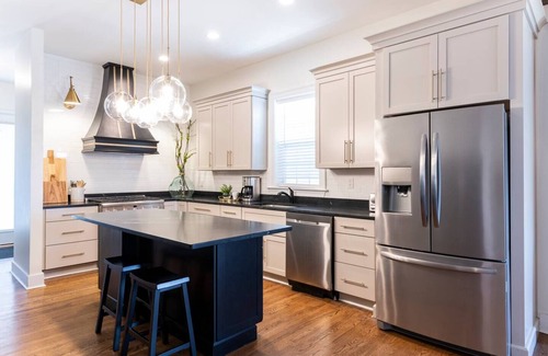 Deer Park House | Bourbon Retreat: 4 King, 5.5 Baths, Walk to Dining