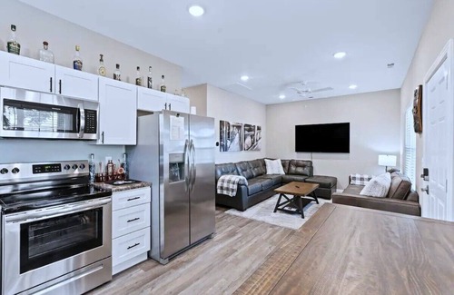 Georgetown House | Bourbon Run - HotTub/Ark 30min/Horse Park 12min/Walk Downtown/4BR Sleeps 8