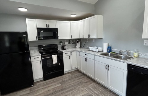 Shepherdsville House | Bourbon Trail Bungalow-fast WiFi, low cleaning fee, lots of parking, fenced in