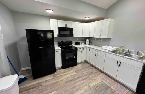 Shepherdsville House | Bourbon Trail Bungalow-fast WiFi, low cleaning fee, lots of parking, fenced in