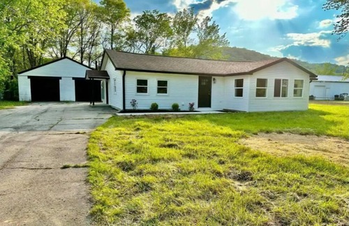 Shepherdsville House | Bourbon Trail Bungalow-fast WiFi, low cleaning fee, lots of parking, fenced in