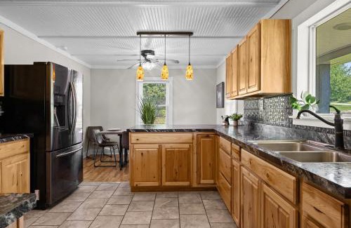 Waddy House | Bourbon Trail Getaway Jacuzzi Tub Scenic Views