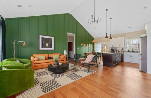 Southville Apartment | Bourbon Trail*Hot Tub*Sauna*Mini Golf*WiFi*EVSE