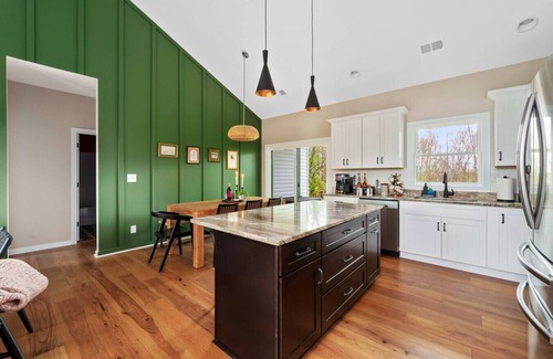 Southville Apartment | Bourbon Trail*Hot Tub*Sauna*Mini Golf*WiFi*EVSE