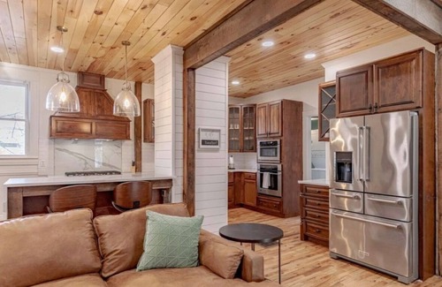 Shelbyville House | Bourbon Trail Retreat . Sleeps 10 + Hot Tub. In the Heart of the Bourbon Trail