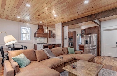 Shelbyville House | Bourbon Trail Retreat . Sleeps 10 + Hot Tub. In the Heart of the Bourbon Trail