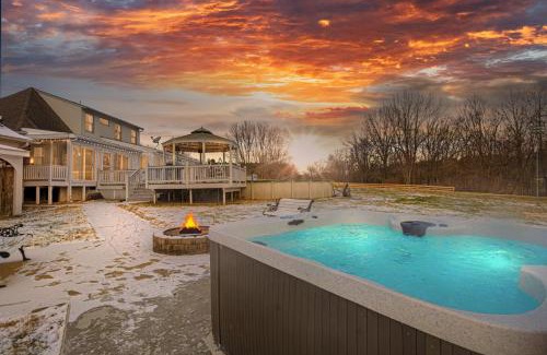 Shelbyville House | Bourbon Trailhot Tubgame Rmpool