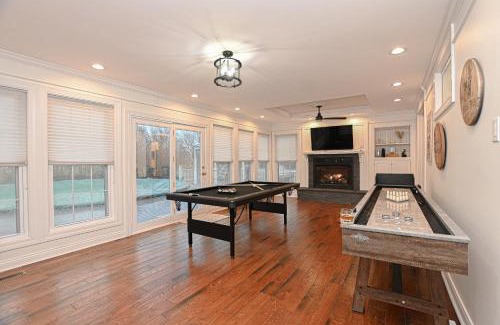 Shelbyville House | Bourbon Trailhot Tubgame Rmpool