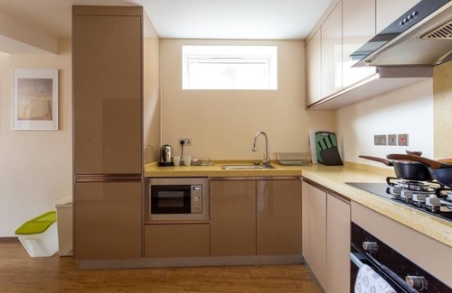 Bournemouth Apartment | BOURNECOAST: MODERN APARTMENT NEAR TO SHOPS , TOWN CENTRE AND BEACHES - FM6290