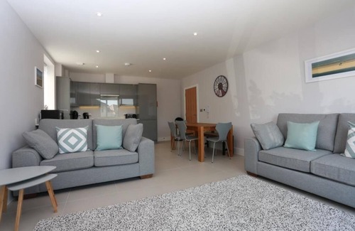 Southbourne Apartment | BOURNECOAST: MODERN FLAT ON THE CLIFFTOP WITH SEA VIEWS AND PATIOS - FM6194