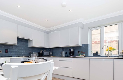 Westbourne Apartment | BOURNECOAST: MODERN APARTMENT - BALCONY & PARKING - NEAR SANDY BEACHES - FM6326