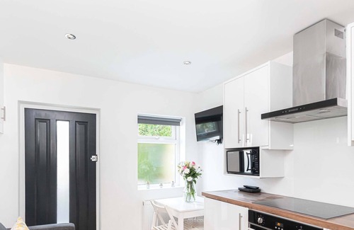 Southbourne Apartment | BOURNECOAST: NEAR BEACH AND RIVER, MODERN APARTMENT WITH SKY TV PACKAGE - FM6102