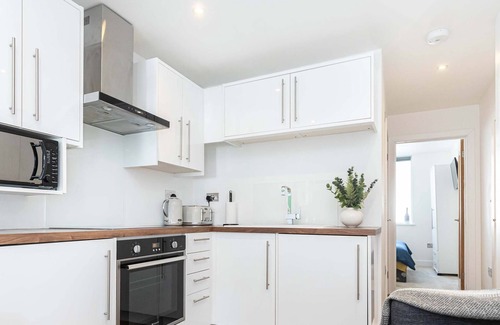 Southbourne Apartment | BOURNECOAST: NEAR BEACH AND RIVER, MODERN APARTMENT WITH SKY TV PACKAGE - FM6102
