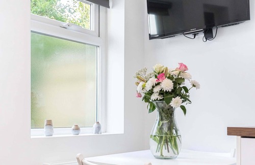 Southbourne Apartment | BOURNECOAST: NEAR BEACH AND RIVER, MODERN APARTMENT WITH SKY TV PACKAGE - FM6102