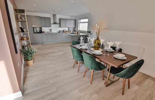 Southbourne Apartment | BOURNECOAST: STYLISH FLAT- BALCONY/SEA VIEW- PARKING- 10 MIN WALK TO BEACH- 8407