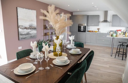 Southbourne Apartment | BOURNECOAST: STYLISH FLAT- BALCONY/SEA VIEW- PARKING- 10 MIN WALK TO BEACH- 8407