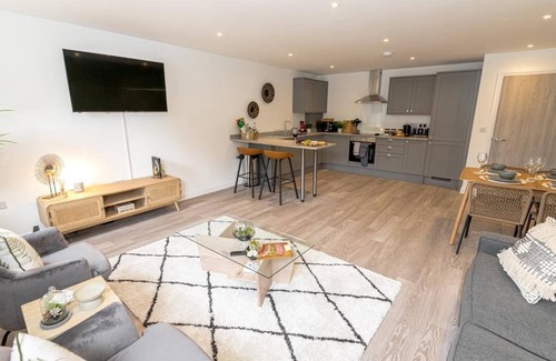Southbourne Apartment | BOURNECOAST: STYLISH FLAT-BALCONY/SEA GLIMPSES-PARKING-10 MIN WALK TO BEACH-8406