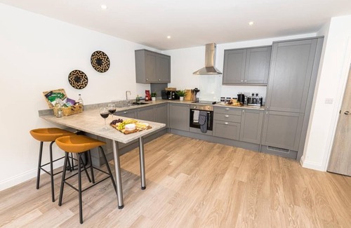Southbourne Apartment | BOURNECOAST: STYLISH FLAT-BALCONY/SEA GLIMPSES-PARKING-10 MIN WALK TO BEACH-8406