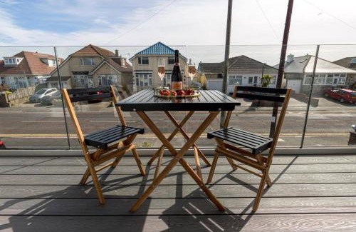 Southbourne Apartment | BOURNECOAST - Stylish Flat with BALCONY - SEA GLIMPSES - 10 MIN WALK TO BEACH - PARKING - WIFI - FM8405
