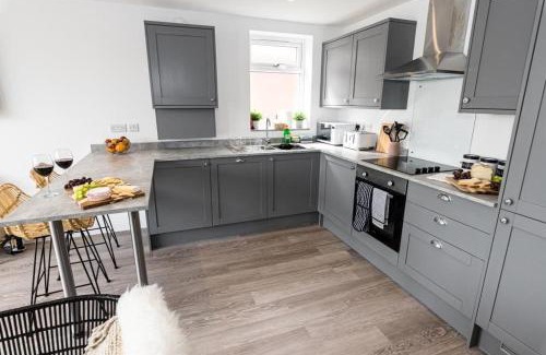 Southbourne Apartment | BOURNECOAST - Stylish Flat with BALCONY - SEA GLIMPSES - 10 MIN WALK TO BEACH - PARKING - WIFI - FM8405
