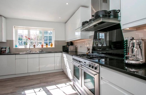 Bournemouth House | BOURNECOAST: SUPERB HOUSE * HOT TUB * BBQ HUT * HOME GYM * GARDEN * WIFI -HB6340