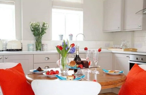 Winchester Apartment | Boutique 2 Bedroom (Sleep 5) Cottage Nr Winchester