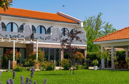 Douazeci si Trei August House | Boutique 23