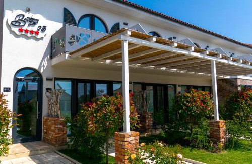 Douazeci si Trei August House | Boutique 23