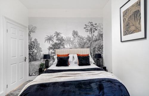 Woodside House | Boutique 4 Bed House in London - Pool Table