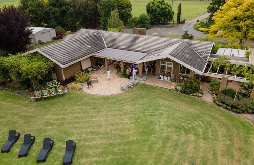 Orbost House | Boutique 4BR Home, Spacious Beautifully Appointed, Views + Breakfast Hamper