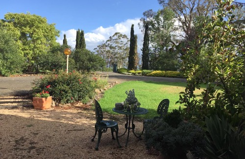 Orbost House | Boutique 4BR Home, Spacious Beautifully Appointed, Views + Breakfast Hamper