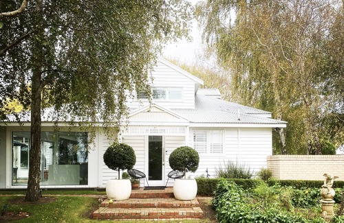 Leopold House | Boutique Accomodation- Close to Wineries and Beaches