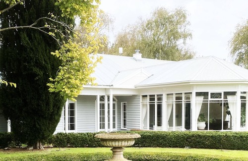 Leopold House | Boutique Accomodation- Close to Wineries and Beaches
