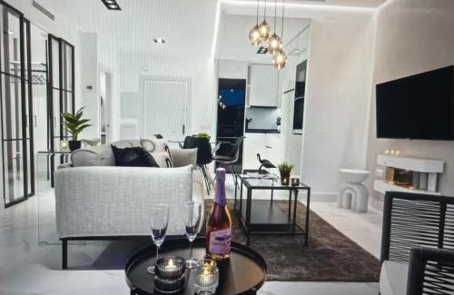 Torremolinos City Centre Apartment | Boutique apt& sea view