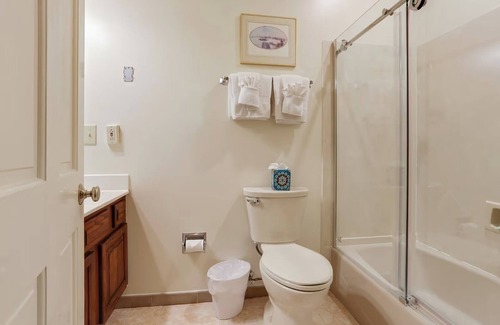 French Quarter Hotel | Boutique Balcony Suite in NOLA’s Heart – Classic Vibe + Modern Comfort