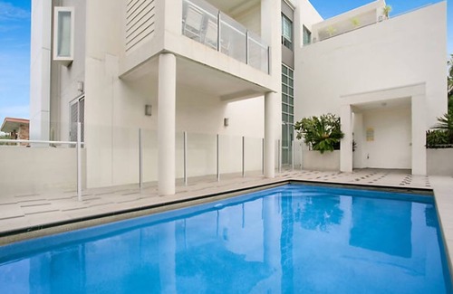 Mermaid Beach Condo | Boutique beach apartment, 400m walk to GC's best beach, restaurants, bars.