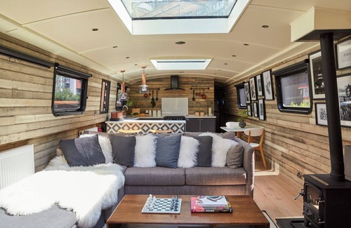 Hackney Boat Rental | Boutique boat hotel moored on the Floating Pocket Park in West London.