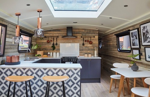 Hackney Boat Rental | Boutique boat hotel moored on the Floating Pocket Park in West London.