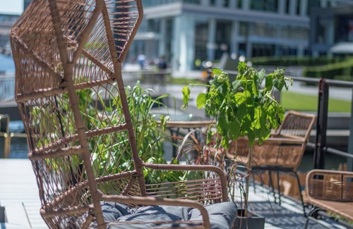 Hackney Boat Rental | Boutique boat hotel moored on the Floating Pocket Park in West London.