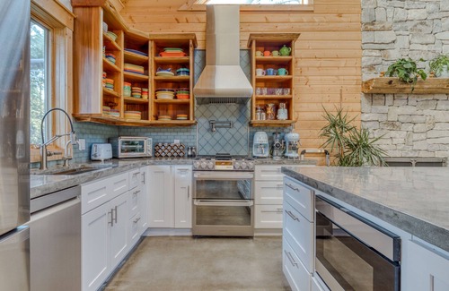 Long Beach Cabin | Boutique Cabin. Beautiful. Luxurious. Hot Tub. Path to Beach.