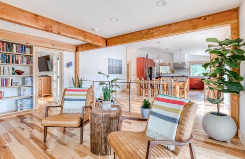 Long Beach House | Boutique cabin on manicured acre. Hot tub. Path to beach. Wifi 200/10