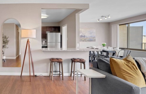 Aurora Highlands Apartment | Boutique DCA Penthouse-Sleeps 7