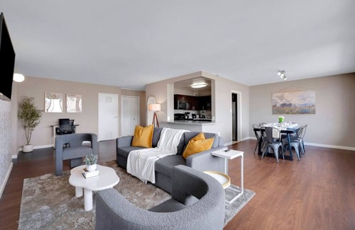 Aurora Highlands Apartment | Boutique DCA Penthouse-Sleeps 7