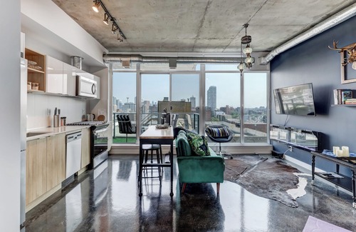 Bankview Condo | Boutique Downtown Studio – Walkable, Serene Stay with City Views & Fireplace