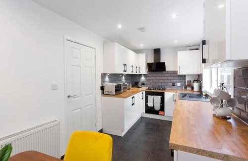 Niddrie House | Boutique Edinburgh 3 bed house - Parking - Garden
