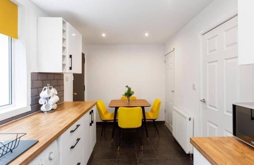 Niddrie House | Boutique Edinburgh 3 bed house - Parking - Garden